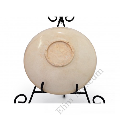 1378 A Dingyao-Ware white glaze carved flower plate